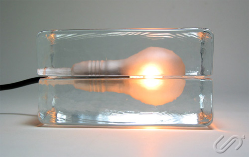 氷で包まれた電球がランプになった「Block Lamp」│雑貨ノート 