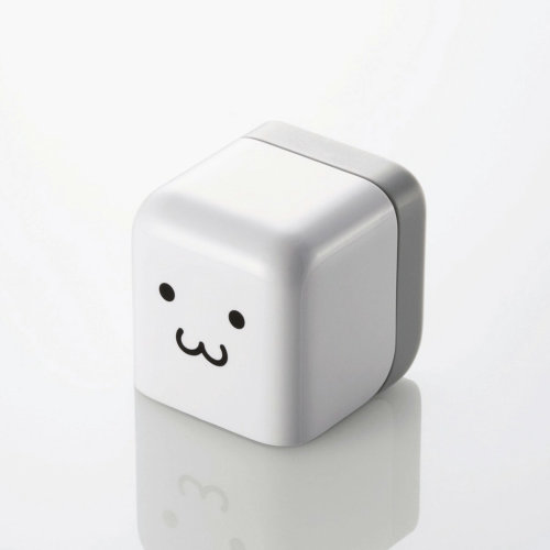 小さくてかわいいキューブボディ!家庭用コンセントからiPod/iPhoneの充電ができます
