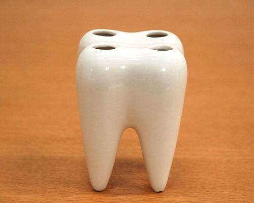 虫歯みたいな歯ブラシスタンド Propaganda(プロパガンダ)「Tooth Brush Holder」