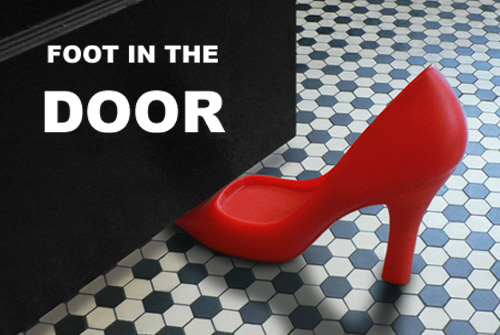 セクシーなハイヒールのドアストッパー「FOOT IN THE DOOR」
