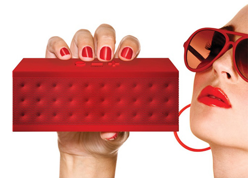 クールで美しいフォルムと迫力のサウンドが魅力のポータブルスピーカー「Jawbone JAMBOX」