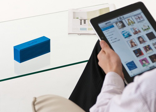 美しいフォルムと迫力のサウンドが魅力のポータブルスピーカー「Jawbone JAMBOX」