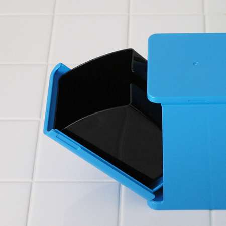 シンプルなキューブデザインのトイレポット「COLOR CUBE」